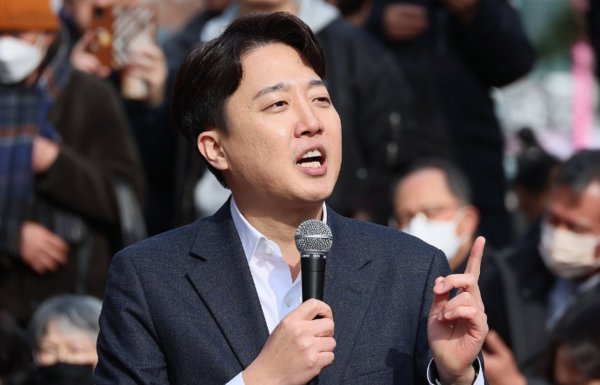 개혁신당 이준석 의원이 2일 서울 마포구 홍대 레드로드 버스킹거리에서 정치 현안 관련 기자회견을 하고 있다. 사진=연합뉴스