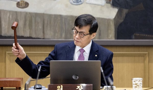 이창용 한국은행 총재가 지난달16일 오전 서울 중구 한국은행에서 열린 금융통화위원회에서 의사봉을 두드리고 있다. 사진=사진공동취재단