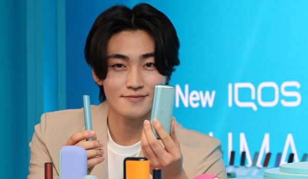 5일 오전 서울 롯데호텔에서 열린 한국필립모리스 궐련형 전자담배 '아이코스 일루마 i' 출시행사에서 관계자들이 기기를 소개하고 있다. 사진=필립모리스