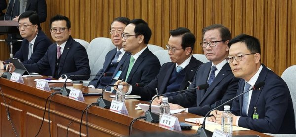 방산업계 대표들이 10일 국회에서 열린 'K-방산수출 지원을 위한 당정협의회'에 참석해 자리하고 있다. 사진=연합뉴스