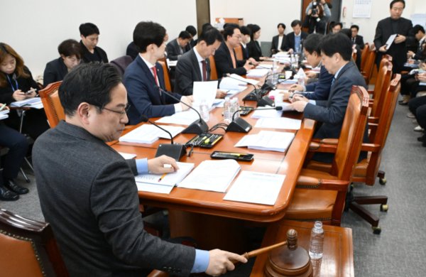 11일 국회에서 열린 조세특례제한법·법인세법·부가가치세법 일부개정법률안 등을 심의하는 기획재정위원회의 조세소위원회가 열리고 있다. 