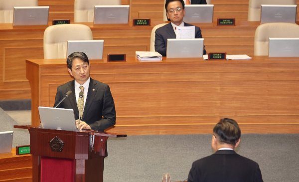 안덕근 산업통상자원부 장관이 13일 서울 여의도 국회 본회의장에서 열린 경제분야 대정부질문에서 국민의힘 고동진 의원의 질의에 답변하고 있다. 사진=연합뉴스