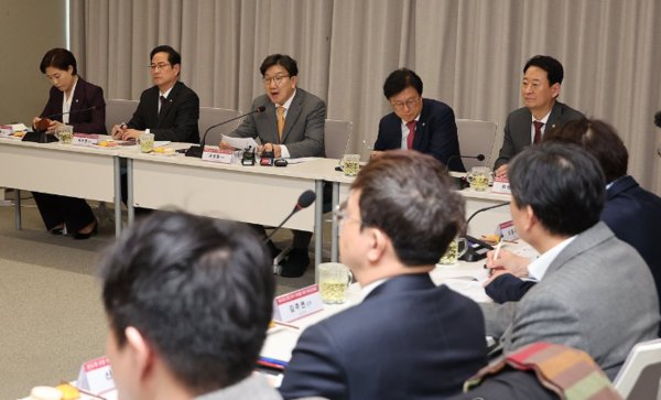 국민의힘 권성동 원내대표(왼쪽 세번째)가 19일 경기 성남시 판교의 차량용 종합 반도체 기업 '텔레칩스'를 방문해 반도체 산업 위기 극복 방안을 논의하기 위한 현장 간담회를 하고 있다. 사진=연합뉴스