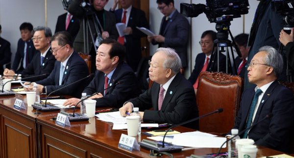 오른쪽부터 최진식 한국중견기업연합회장, 손경식 경총 회장, 김기문 중소기업중앙회장, 박일준 대한상공회의소 상근부회장, 김창범 한국경제인협회 상근부회장. 사진=대통령실통신사진기자단