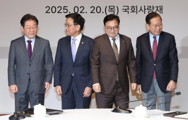 여야정 국정협의회 첫 회의가 20일 오후 국회 사랑재에서 열려 참석자들이 기념사진을 찍은 뒤 자리로 향하고 있다. 왼쪽부터 이재명 더불어민주당 대표, 최상목 대통령 권한대행 부총리 겸 기획재정부 장관, 우원식 국회의장, 권영세 국민의힘 비대위원장. 사진=국회사진기자단