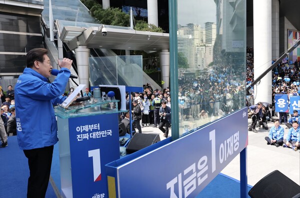 이재명, '방탄 유리막' 유세 …대선 후보 사상 처음