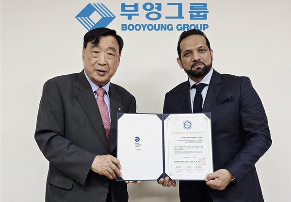 ▲ 이희범 아트피아드 위원장(좌)과 라비모하메드 회장(우)의 국가위원 위촉식 기념사진 