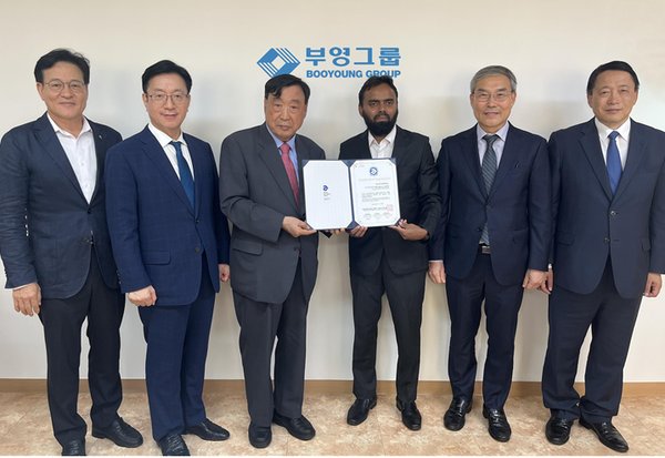 ▲AAC 방글라데시 자문위원 위촉식 기념사진 / 왼쪽부터 이재식 부위원장, 박봉규 협력위원장, 이희범 위원장모비눌이슬람 박사, 이영준 기획위원장, 오인환 자문위원