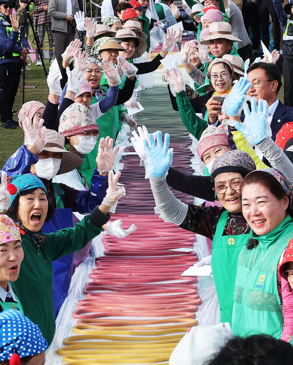 제24회 이천쌀문화축제 개막...600m 무지개 가래떡 만들기 행사