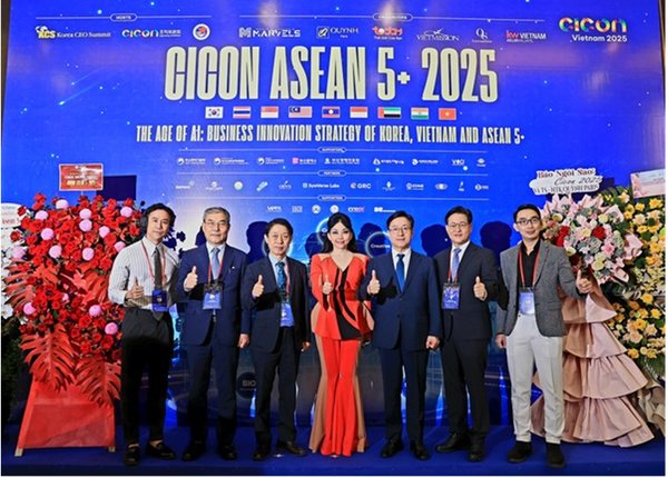 'CICON ASEAN5 2025'에서 문화산업 AAC 세션 토론회 후 기념사진 - (왼쪽부터) 르 비엣(Le Viet) 비엣미션(VietMission) 대표, AAC 베트남 전문위원 차기위원, 이영준(AAC 기획위원장), 이광수(AAC 집행위원장 겸 IAA 월드 회장), 응우옌 꾸인 누(AAC 베트남 국가위원회 위원), 박봉규(AAC 협력위원장 겸 코리아 CEO 서밋 위원장), 이재식(AAC 부위원장), 후인 민 호아(Huynh Minh Hoa) 비엣미션 대표, AAC 베트남 전문위원 차기위원