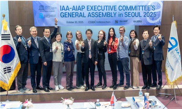 ▲ IAA-AIAP 세계회장과 대륙별(지역) 코디네이터와 집행위원, 그리고 IAA 한국위원회 임원 및 후원사의 기념촬영
