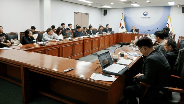 1월 6일 국사편찬위원회 본관 중회의실에서 정보통신산업진흥원(NIPA) 2025년 공공AX 프로젝트 사업(17.한국 근대 다문자 자료 활용 지원 AI 솔루션 개발 및 실증) 착수보고회가 열리고 있다  - 나라지식정보 경영기획실 제공