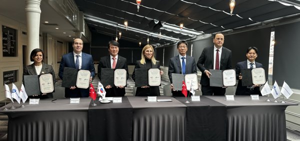 12월 22일(월, 현지시간) 튀르키예 앙카라에서임찬수 한국도로공사 해외사업처장(왼쪽에서 세 번째)과 관계자들이협약식 후 기념 촬영을 하고 있다. (출처: 한국도로공사 보도자료)