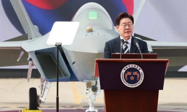 이재명 대통령이 25일 경남 사천 한국항공우주산업(KAI)에서 열린 한국형 초음속 전투기 ‘KF-21 보라매’ 양산 1호기 출고식에 참석해 축사하고있다.