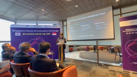 2026년 4월 27일 NIPA 주관, Plug & Play Singapore 진행으로 이뤄진 한국-싱가포르 AI 혁신 교류 프로그램에서 나라지식정보 이규민 책임이 공공AX 사업 관련 OCR·접근성 기술 솔루션 피칭을 진행하고 있다 - 나라지식정보 제공